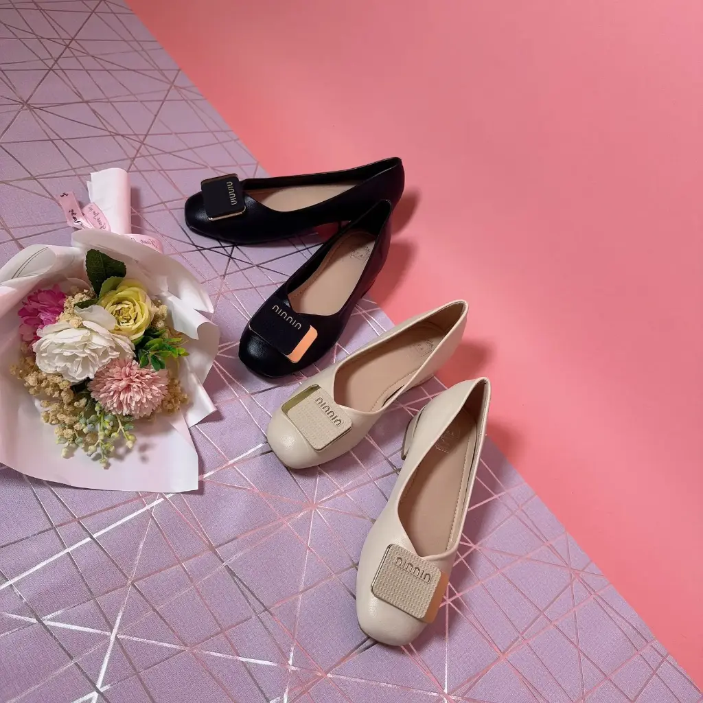 T218638 - Metallic Accent Low Block Heels