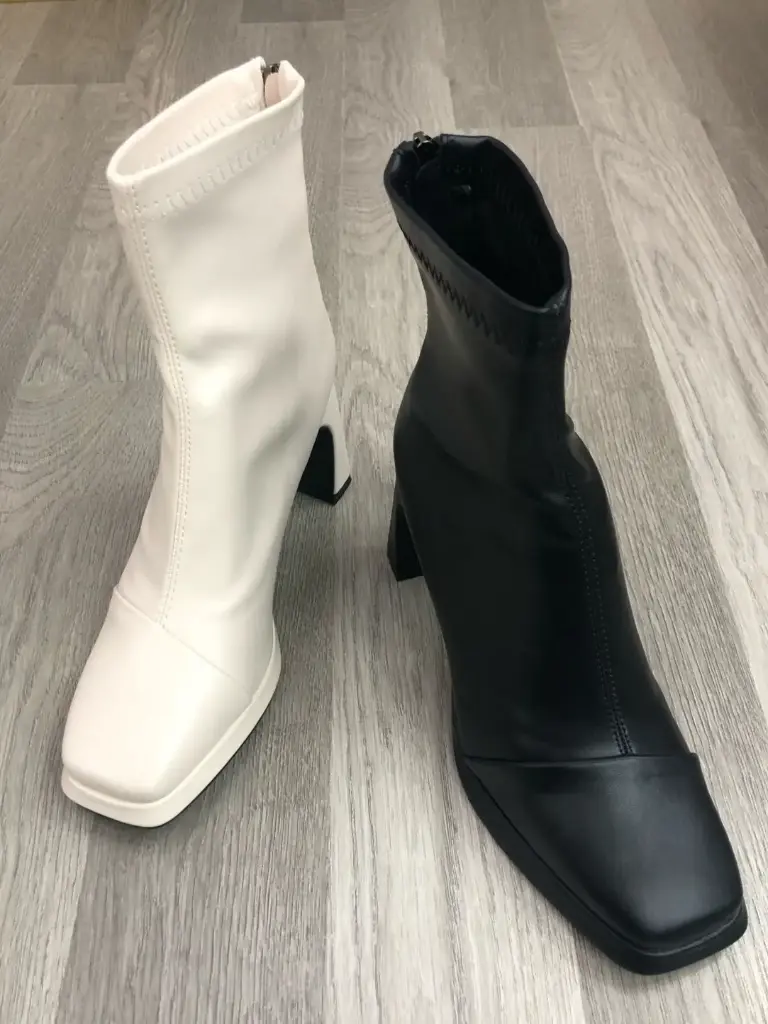 TT3 - Square-Toe Ankle Boots